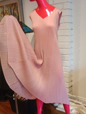 Sleeveless Pleated Midi Bounce Dress in Dusty Rose